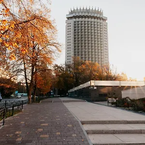 центр города, оживленный район Алматы
